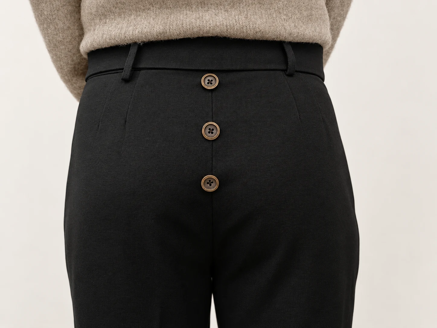 Bermuda noir, détail de la taille et des trois boutons au dos
