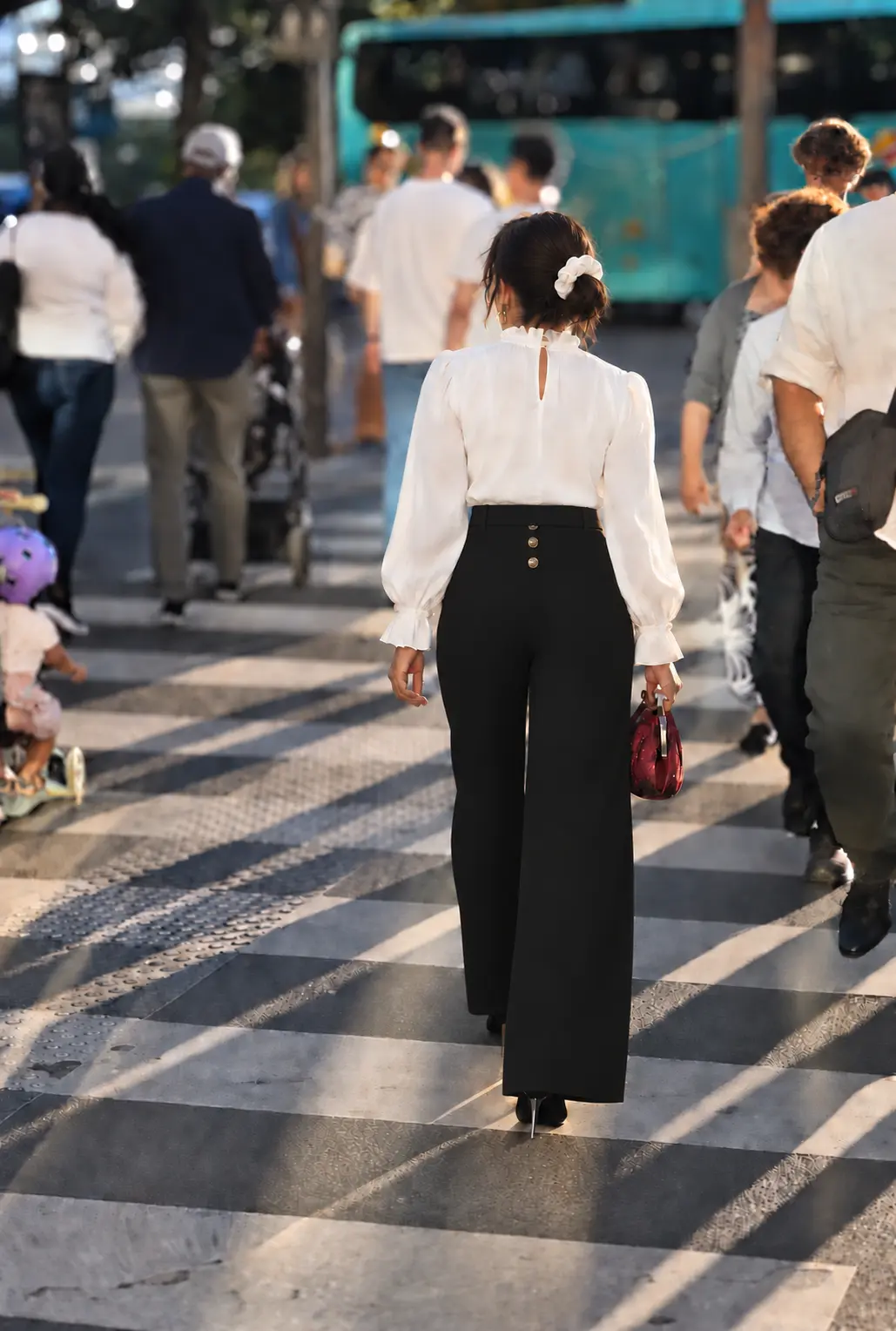 Pantalon Colette noir porté de dos avec la blouse Françoise blanche