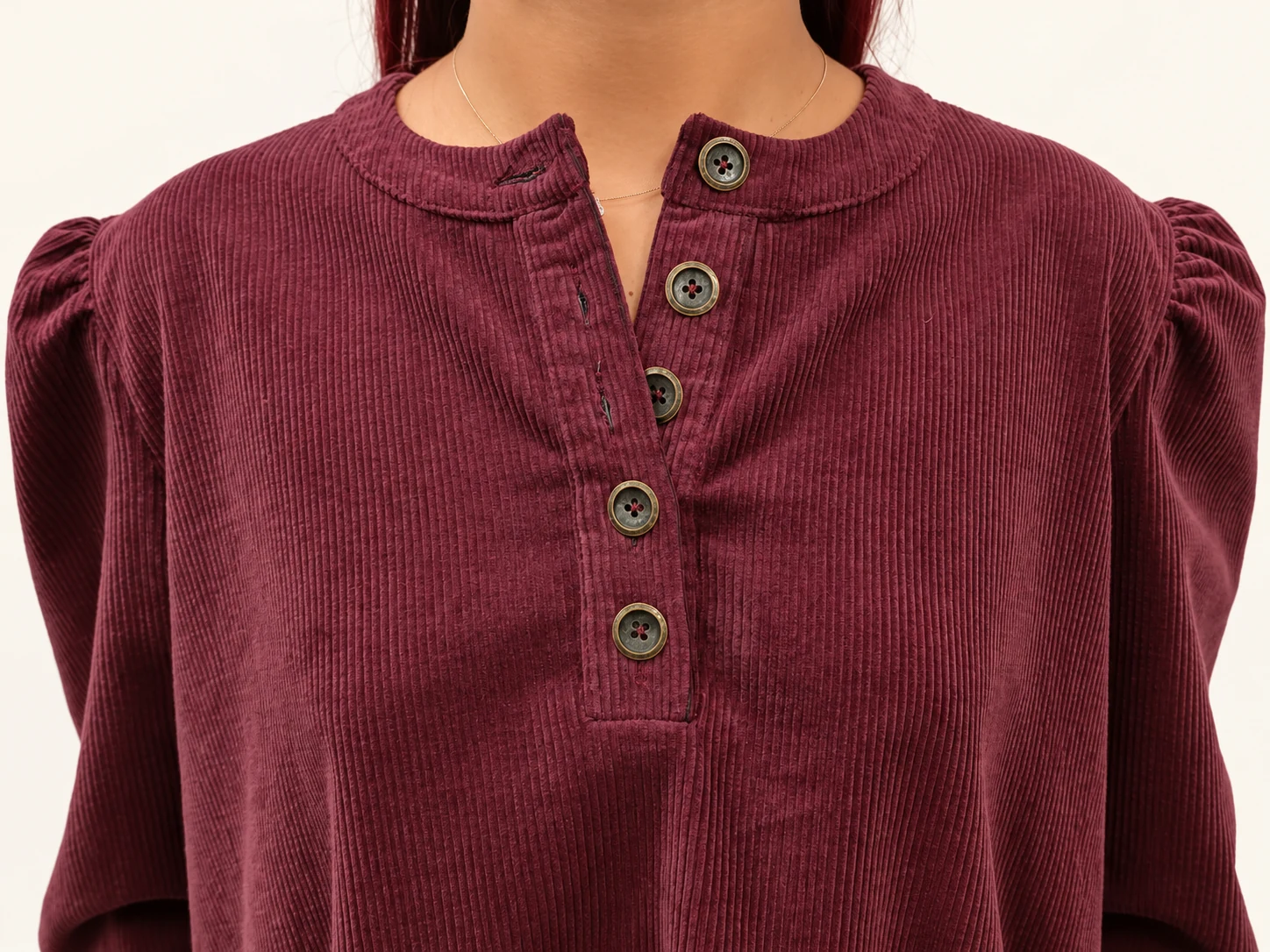 Robe Nina, détail du col et de la patte boutonnée