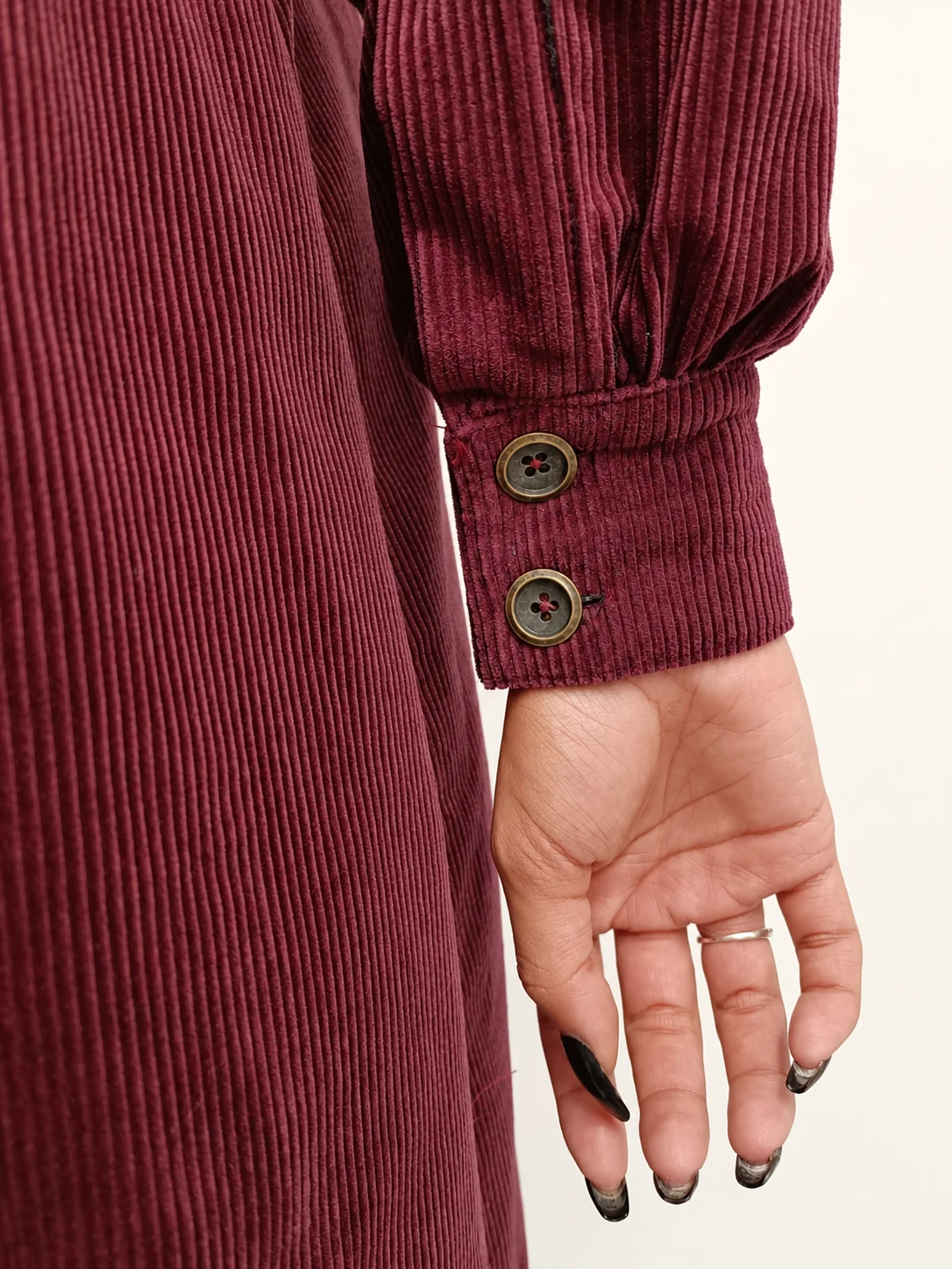 Robe Nina, détail du poignet boutonné