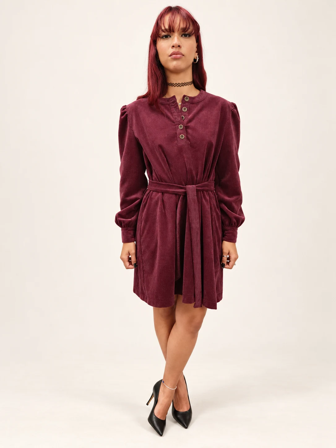 Robe Nina en velours côtelé bordeaux, vue de face avec ceinture