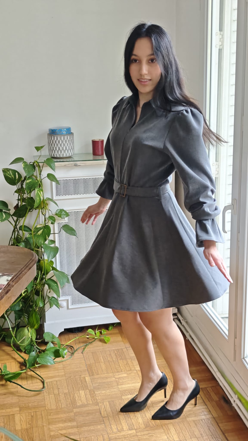 Robe Signature grise courte, en mouvement
