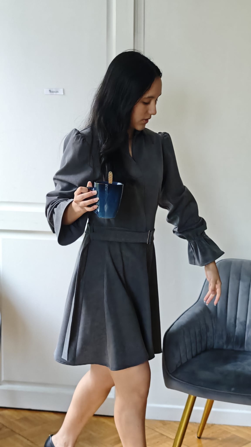 Robe signature grise courte au quotidien